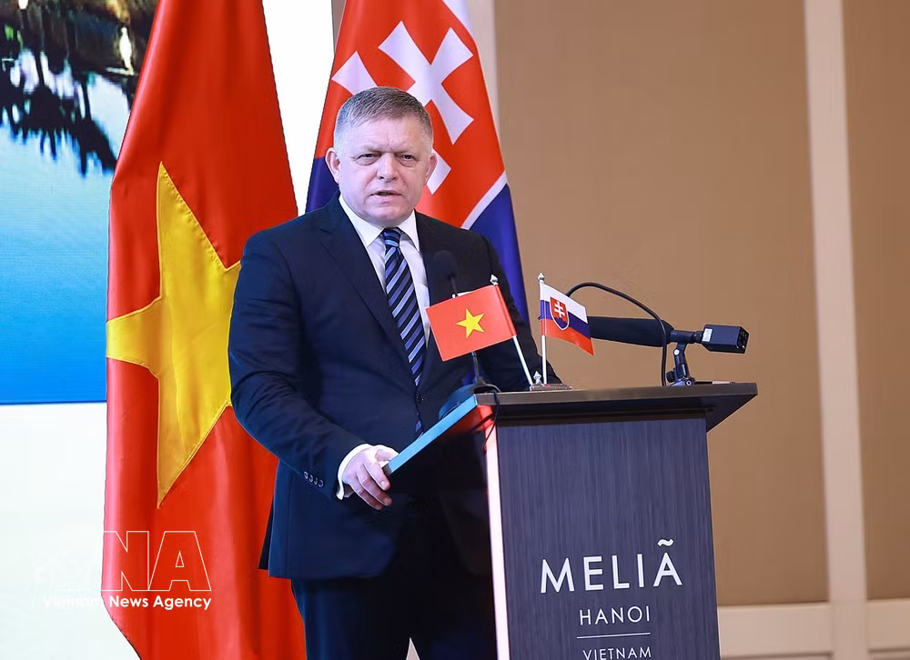 vnanet-thu-tuong-le-minh-hung-va-thu-tuong-robert-fico-du-dien-dan-doanh-nghiep-slovakia-viet-nam-8698171-1.jpg