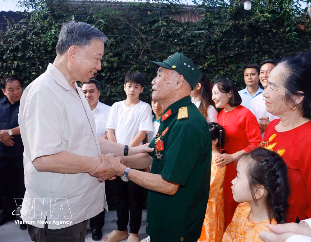 vnanet-tong-bi-thu-chu-tich-nuoc-den-tham-va-tang-qua-gia-dinh-ong-tran-xuan-han-8889540.jpg
