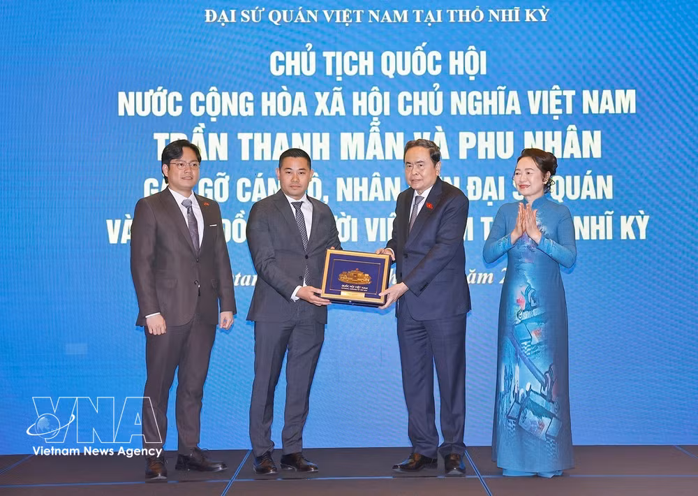 vnanet-chu-tich-quoc-hoi-gap-go-cong-dong-nguoi-viet-nam-tai-tho-nhi-ky-8708876.jpg