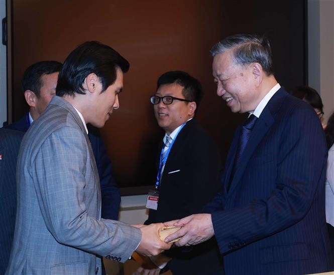 党中央总书记苏林会见旅居新加坡的越南知识分子。图自越通社