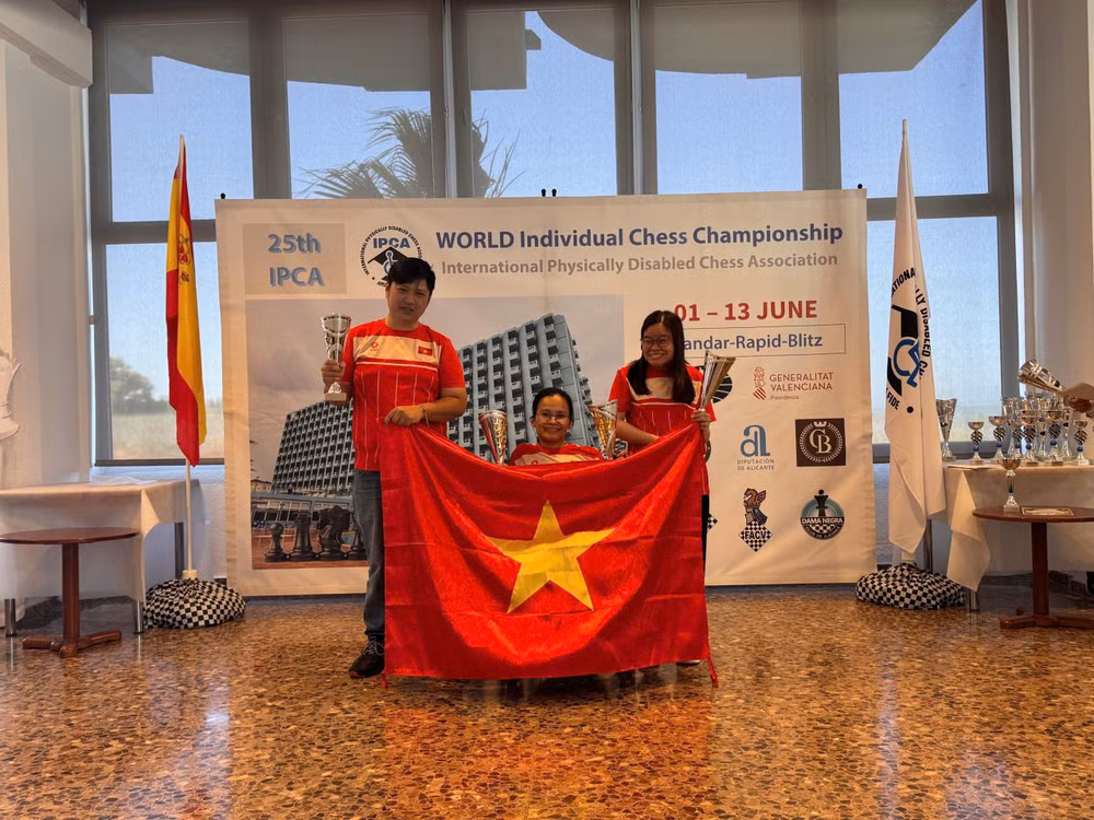 越南残疾人国际象棋队。图自hanoimoi.vn 13-thanh-vien-doi-tuyen.jpg