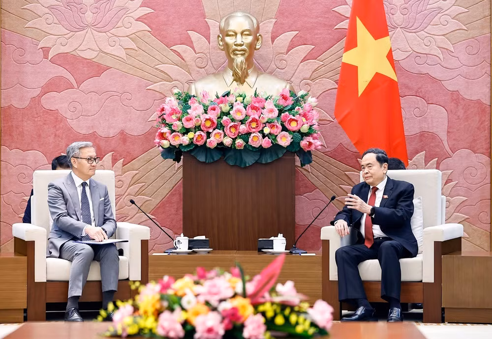 vna-potal-chu-tich-quoc-hoi-tran-thanh-man-tiep-bo-truong-ngoai-giao-lao-8479581.jpg