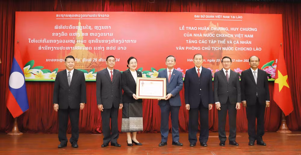 viet-nam-trao-tang-huan-chuong-huy-chuong-cho-tap-the-ca-nhan-van-phong-chu-tich-nuoc-lao-7775019.jpg