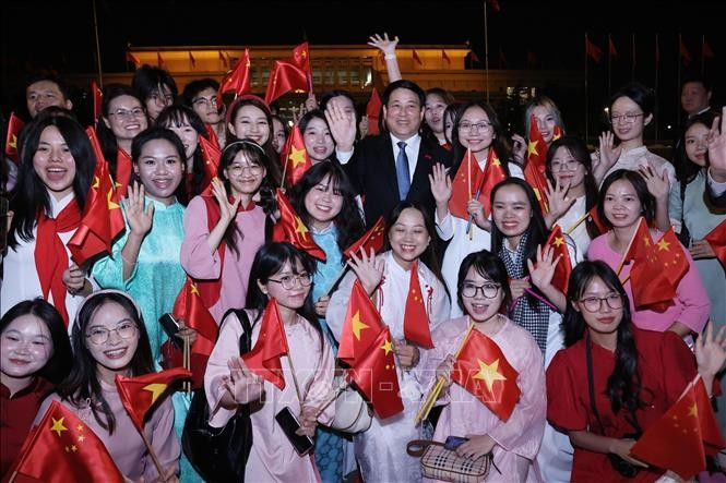 在华越南留学生与国家主席梁强合影。图自越通社