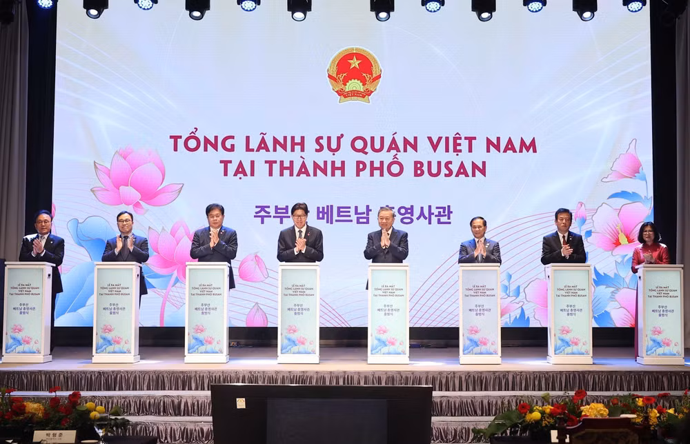 vna-potal-tong-bi-thu-du-le-ra-mat-tong-lanh-su-quan-viet-nam-tai-busan-han-quoc-8207537.jpg