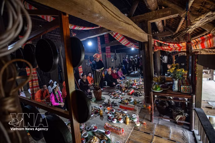 对于富寿省芒族地区各乡村而言，芒巫仪式至今仍存在于当地民众的文化和信仰生活中。图自越通社