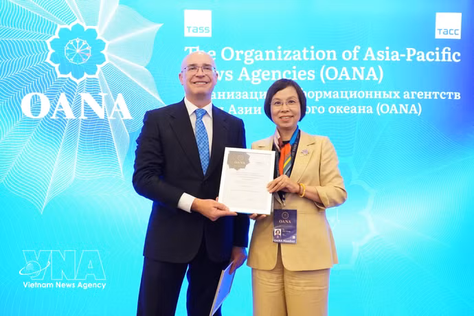 越通社社长武越庄代表越通社在2026年亚太通讯社组织优秀新闻作品大赛颁奖典礼上领奖。图自越通社