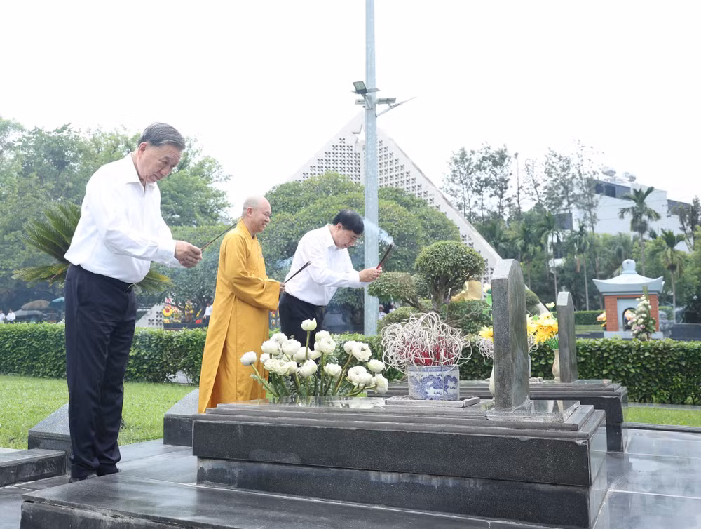 vna-potal-tong-bi-thu-to-lam-tuong-niem-anh-hung-liet-si-tai-nghia-trang-liet-si-quoc-gia-a1-o-dien-bien-8174550.jpg