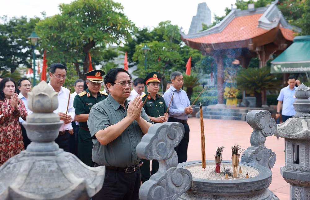 vna-potal-thu-tuong-dang-huong-tuong-niem-tai-cac-anh-hung-liet-si-tinh-quang-tri-8174369.jpg