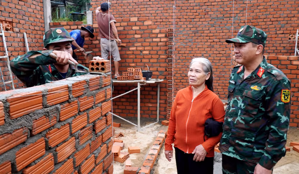 vna-potal-chien-dich-quang-trung-than-toc-xay-nha-cho-nguoi-dan-vung-sat-lo-tay-tra-8503762.jpg
