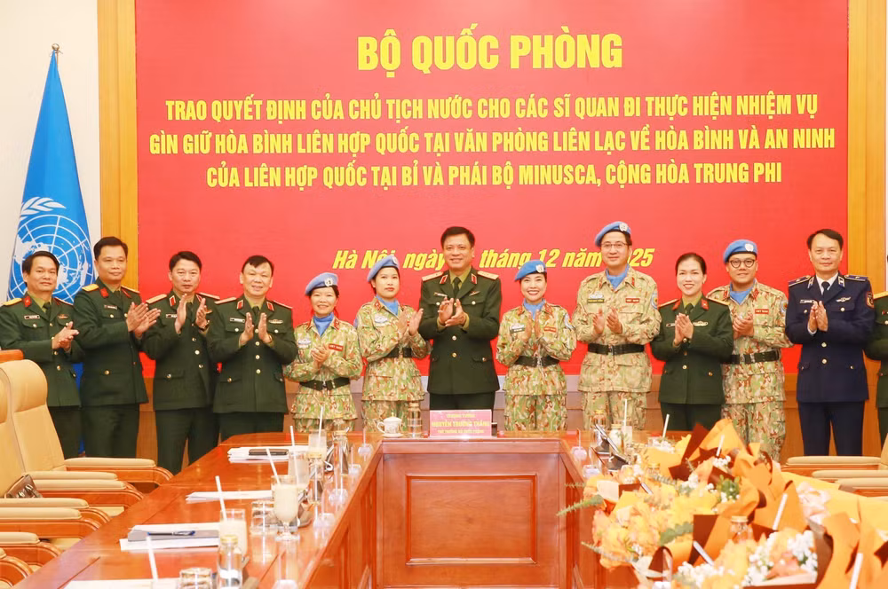 vna-potal-trao-quyet-dinh-cho-cac-si-quan-di-thuc-hien-nhiem-vu-gin-giu-hoa-binh-lien-hop-quoc-8505207.jpg