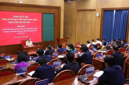 越共中央总书记苏林与学员们交流。图自越通社