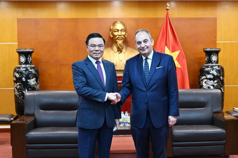 越南工贸部代理部长黎孟雄会见希腊议会第一副议长约阿尼斯·普拉基奥塔基斯。工贸部供图