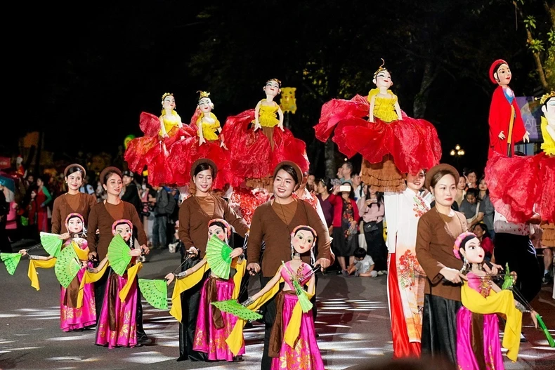 2025 年河内木偶舞节吸引众多民众和游客关注。图自越通社