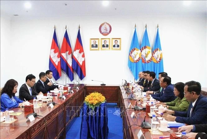 越共中央宣教与民运部与柬埔寨人民党中央民运部之间工作会谈场景。图自越通社