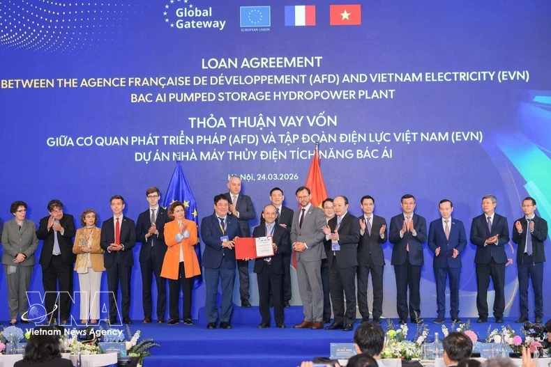 越南电力集团（EVN）与法国合作伙伴之间的北爱抽水蓄能电站两项贷款协议交换仪式。图自越通社