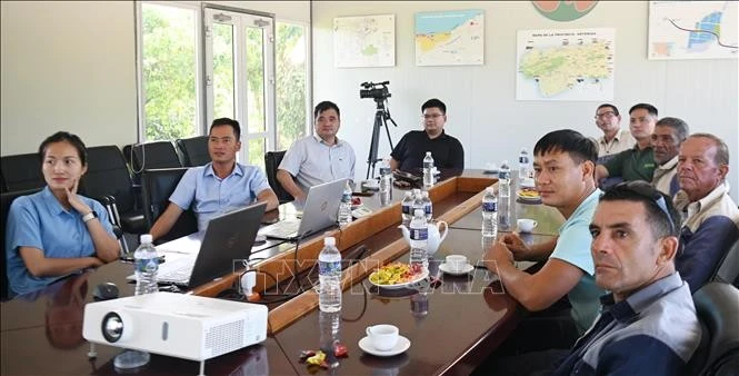 参与越南－古巴水稻生产合作项目的越南和古巴工人、工程师们一同观看纪录片《幸福的种子》。图自越通社