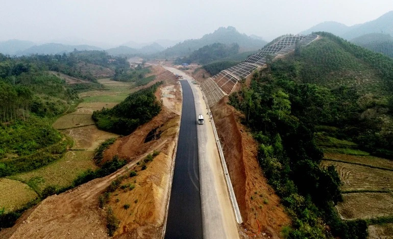 友谊口岸—芝陵高速公路正式通车运营