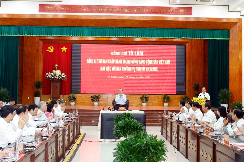 越共中央总书记苏林及中央工作代表团与安江省委常务委员会在富国特区举行工作会谈。图自越通社