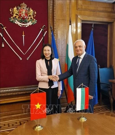 越南驻保加利亚大使阮氏明月与保加利亚国防部长阿塔纳斯·扎普里亚诺夫。图自越通社