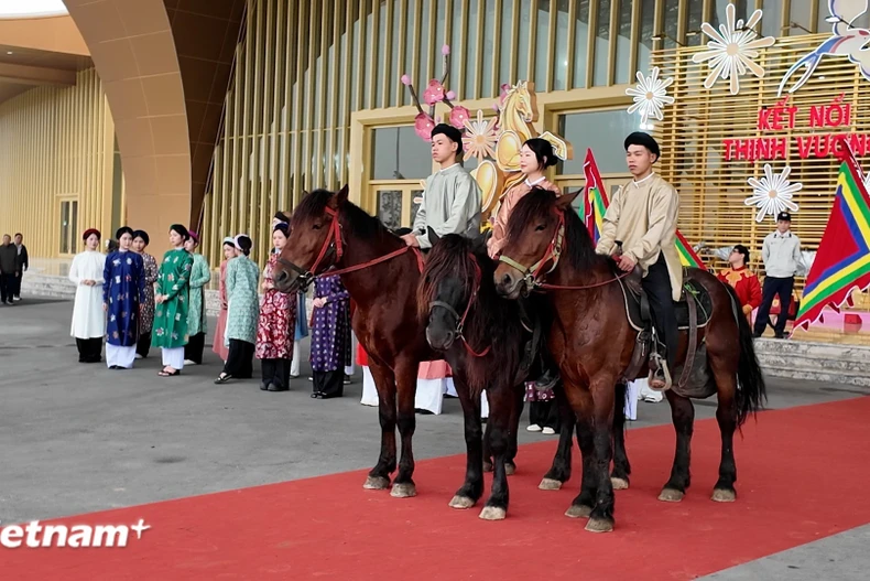 越南传统服饰在与马匹相伴的特别巡游中尽显优雅，向公众展示了跨越多个世纪的越南文化之典雅、庄重与洒脱之美。图自越通社