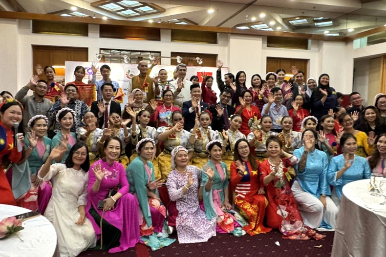 参会代表、艺术家们以及双方嘉宾合影。图自越通社