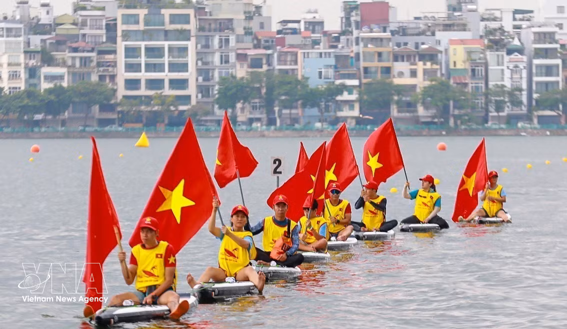 西湖龙舟赛尽显国际风采