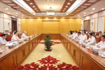 越共中央政治局委员、国家主席梁强主持召开与奠边省委常委会会议。图自越通社