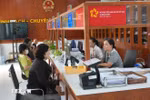 民众办理行政手续。图自越通社