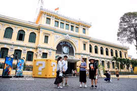 胡志明市中央邮局——市中心独具特色的历史建筑，每年吸引大量国内外游客到访。图自越通社 