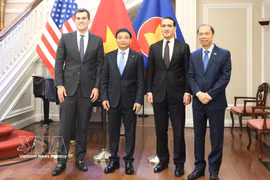 越南政府副总理阮文胜与美国商务部副部长杰弗里·凯斯勒（右二）和副部长威廉·金米特（最右）合影。图自 越通社。