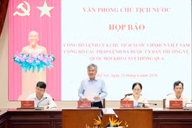 国家主席办公厅副主艮廷才主持新闻发布会。图自越通社 