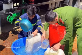 消防与救援警察部队使用专用车辆为帕科乡群众运送生活用水。