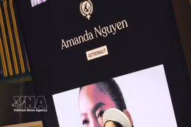 活动发言者阿曼达·阮（Amanda Nguyen）——女性权益活动家、首位进入太空的越裔女性——发表讲话。图自越通社