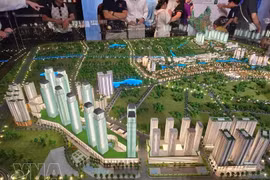 河内市民参观《河内首都总体规划（百年愿景）》展览。图自越通社