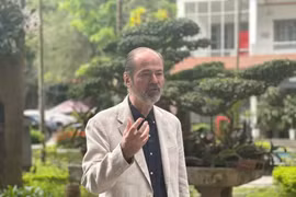 墨西哥作家胡安·比约罗在越南2026年读书日和阅读文化日活动期间，在河内文化大学与师生开展交流座谈。（图：Vietnam+）