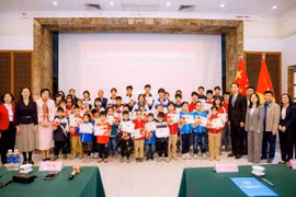 中国驻越南大使馆在河内举行2025年度“中国大使助学金”颁发仪式。图自越通社