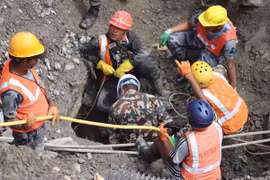 2026年9月4日，在尼泊尔拉苏瓦县特里舒尔3A水电站隧道内，救援人员营救被山洪困住的工人。图：新华社/越通社