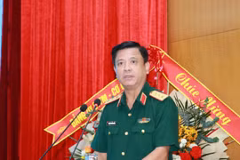越南人民军副总参谋长冯士晋中将向各位干部和军官颁发“为联合国维和事业”纪念章。