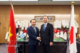 越南政府副总理兼科技部部长武海军（左）与日本总务大臣藤井久之共同出席会晤，双方一致同意继续维持双边交流机制。图：越通社