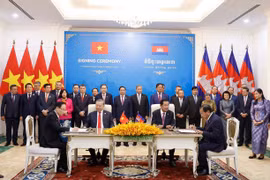 越南外交部党委与柬埔寨人民党中央对外委员会签署合作协议。 图自越通社