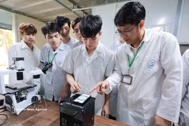 农业学院的教师指导学生操作集成人工智能（AI）和物联网（IoT）的现代设备，以开展科研活动。图片来源：越通社 