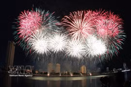 2026年7月11日晚，葡萄牙烟花队在岘港国际烟花节（DIFF 2026）决赛夜进行表演。葡萄牙队最终夺得2026年赛季冠军。图片来源：陈黎林 — 越通社