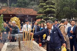 使节们在天筹寺敬香 图自越通社