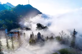 这座石砌教堂自1895年建成，历经修缮保存完好，是雾中沙坝的典型景观。 图自越通社