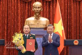 越共中央总书记、国家主席苏林向黎光道授予上将军衔 图自越通社