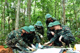 第337经济国防团烈士遗骸搜寻队工作人员在广治省向立乡Cựp Cuôi村Cây Lỗi溪山一带搜寻、归集烈士遗骸。图：越通社发
