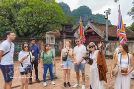 国际游客参观宁平省华闾古都丁先皇庙和黎大行庙历史遗迹区。图自越通社 