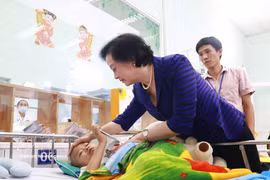 越共中央书记处书记、政府副总理范氏清茶亲切看望并鼓励正在胡志明市第二儿童医院接受治疗的患儿。图自越通社。