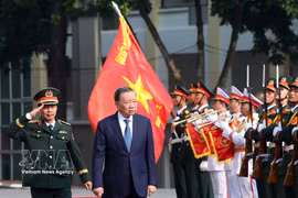 越共中央总书记、国家主席、中央军委书记苏林在纪念活动上检阅仪仗队。图自越通社